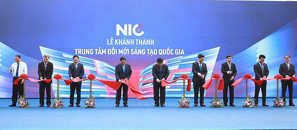 Thủ tướng Phạm Minh Chính, Chủ tịch HĐQT THACO Trần Bá Dương cùng các đại biểu cắt băng khánh thành cơ sở hoạt động mới của NIC tại Khu Công nghệ cao Hòa Lạc.
