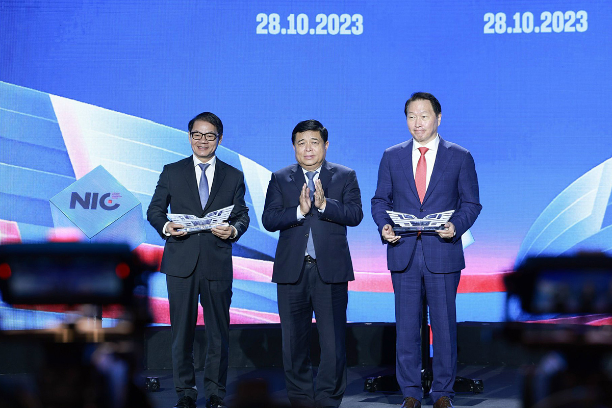 Ông Trần Bá Dương nhận biểu trưng từ Bộ trưởng Bộ KH&ĐT ghi nhận những đóng góp, phát triển đổi mới cho nền kinh tế đất nước.