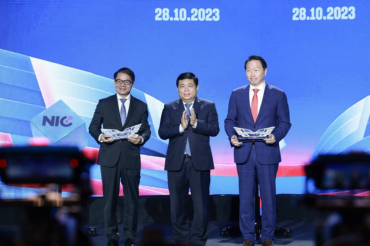 Ông Trần Bá Dương nhận biểu trưng từ Bộ trưởng Bộ KH&ĐT ghi nhận những đóng góp, phát triển đổi mới cho nền kinh tế đất nước.