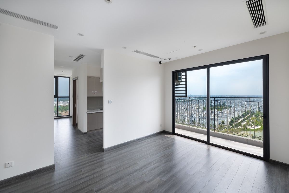 Căn hộ CH-10 tràn ánh sáng, với ban công nối liền từ phòng khách và phòng bếp.