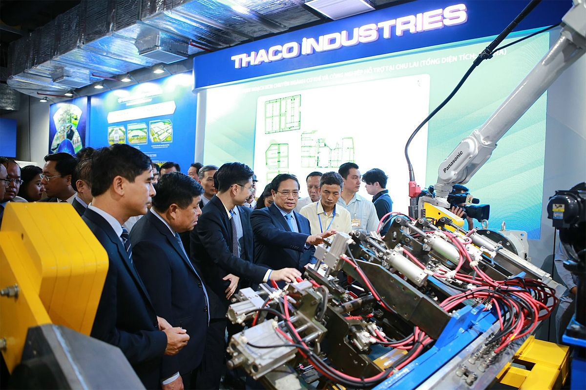 Thủ tướng Phạm Minh Chính tham quan gian hàng trưng bày công nghệ của THACO INDUSTRIES.