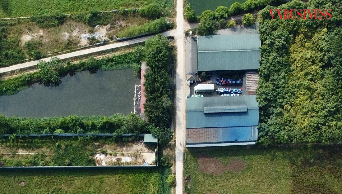 Bên trong khu vực này cũng tồn tại một nhà xưởng rất lớn đang hoạt động.