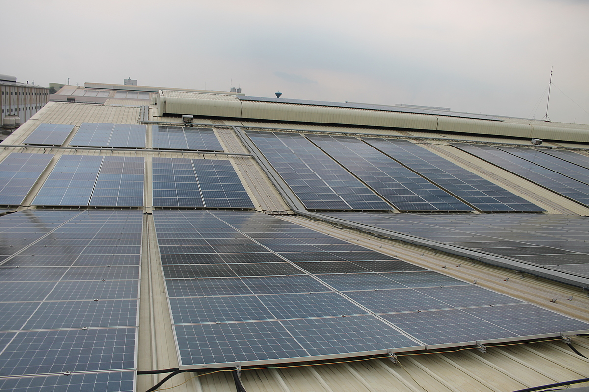 Tại nhà máy của Kim Đức, hệ thống pin điện mặt trời được lắp phủ gần khắp trên các mái nhà xưởng.