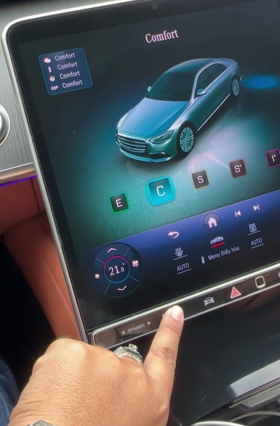 Lỗi mất toàn bộ tín hiệu camera của xe Mercedes-Benz S450. Hình ảnh được anh V.T cắt từ video quay cả quá trình bấm và khởi động xe để mở camera.