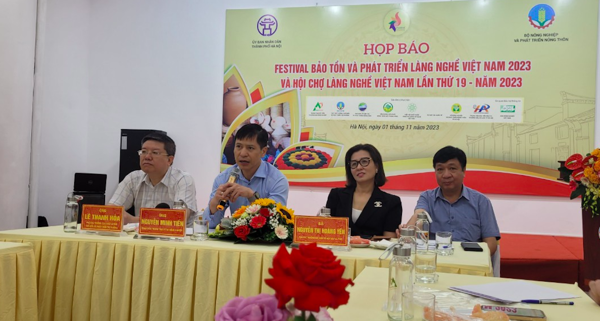 Ông Nguyễn Minh Tiến, Giám đốc Trung tâm Xúc tiến thương mại nông nghiệp &lpar;Bộ NN&PTNT&rpar; chia sẻ về sản phẩm làng nghề.