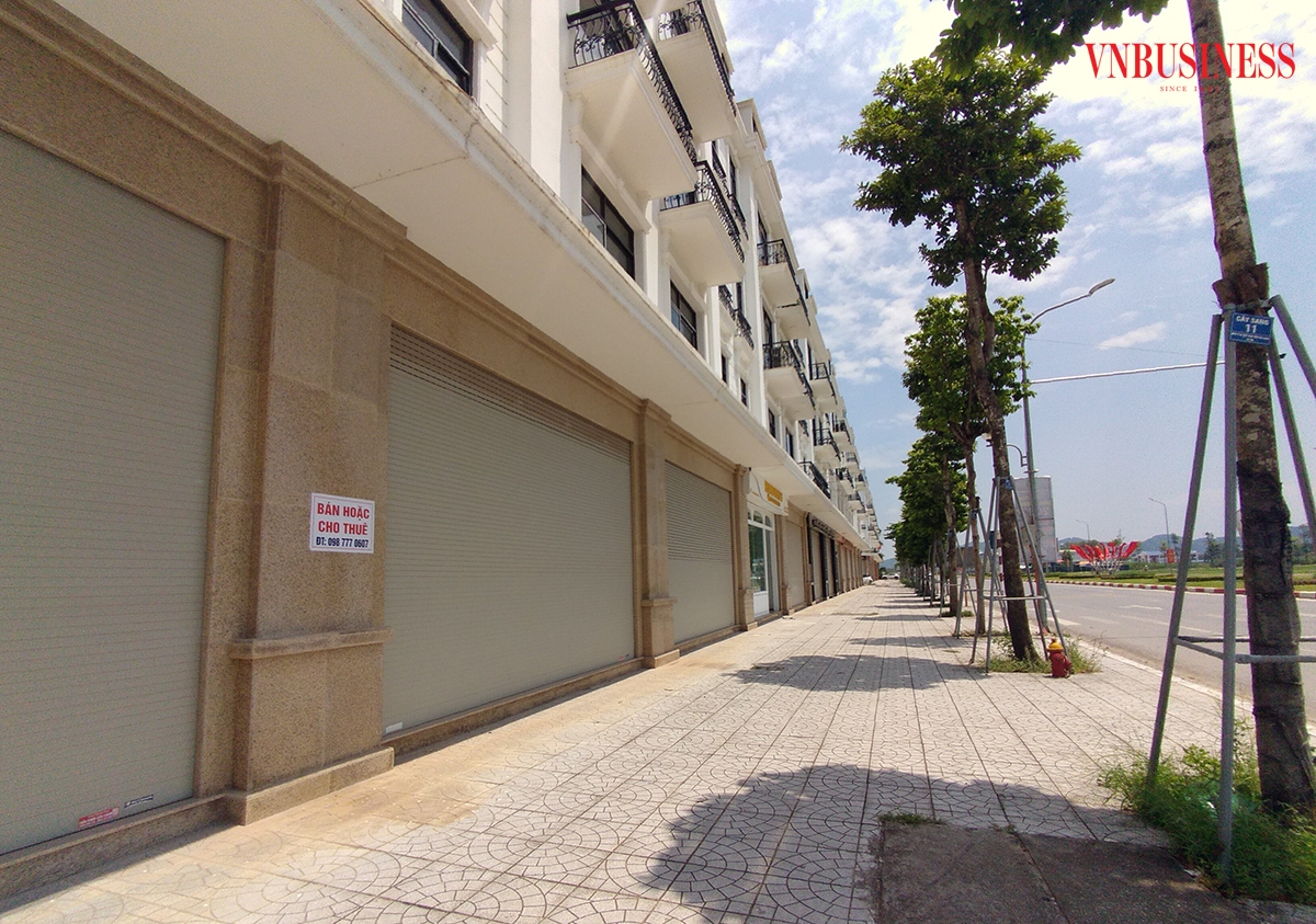 Có thể dễ dàng bắt gặp những khu shophouse tiền tỷ trong tình trạng cửa đóng then cài trên khắp cả nước &lpar;Ảnh minh họa: HN&rpar;.