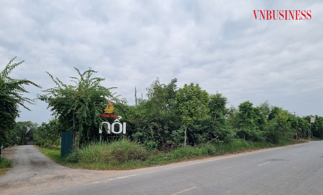 Cổng vào khu sân bóng ẩm thực nổi - Tả Thanh Oai.