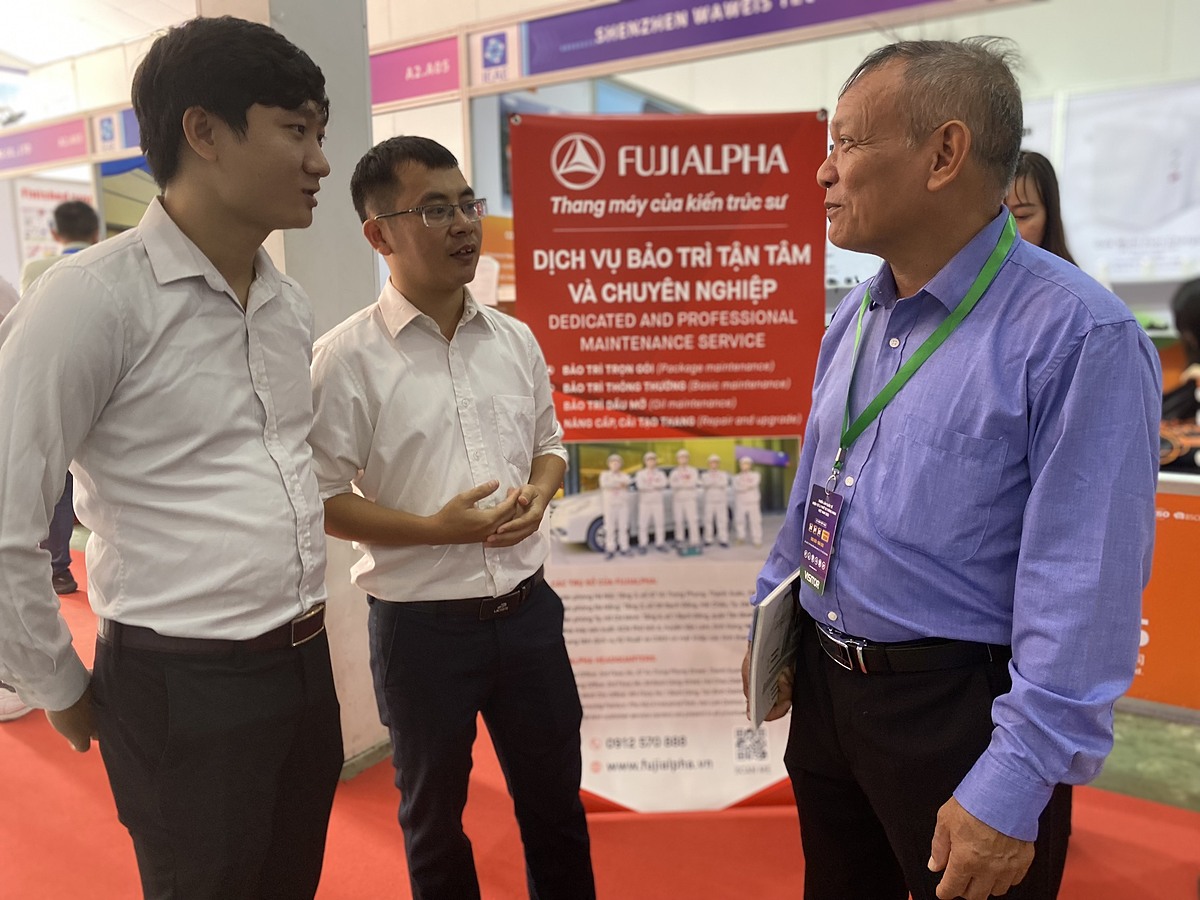 Gian hàng của FUJIALPHA thu hút quan khách thăm quan và tìm hiểu sản phẩm.