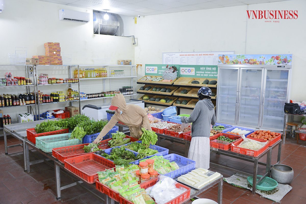 Cửa hàng bán và giới thiệu sản phẩm rau an toàn giúp đảm bảo một phần đầu ra cho người dân, HTX.