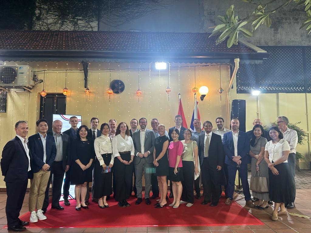 Đại sứ Anh tại Việt Nam Iain Frew cùng phái đoàn năng lượng.