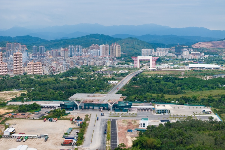 Vị trí nằm kề cửa khẩu Bắc Luân 2, Vinhomes Golden Avenue đón đầu dòng khách tới giao thương và du lịch giữa Việt Nam - Trung Quốc.