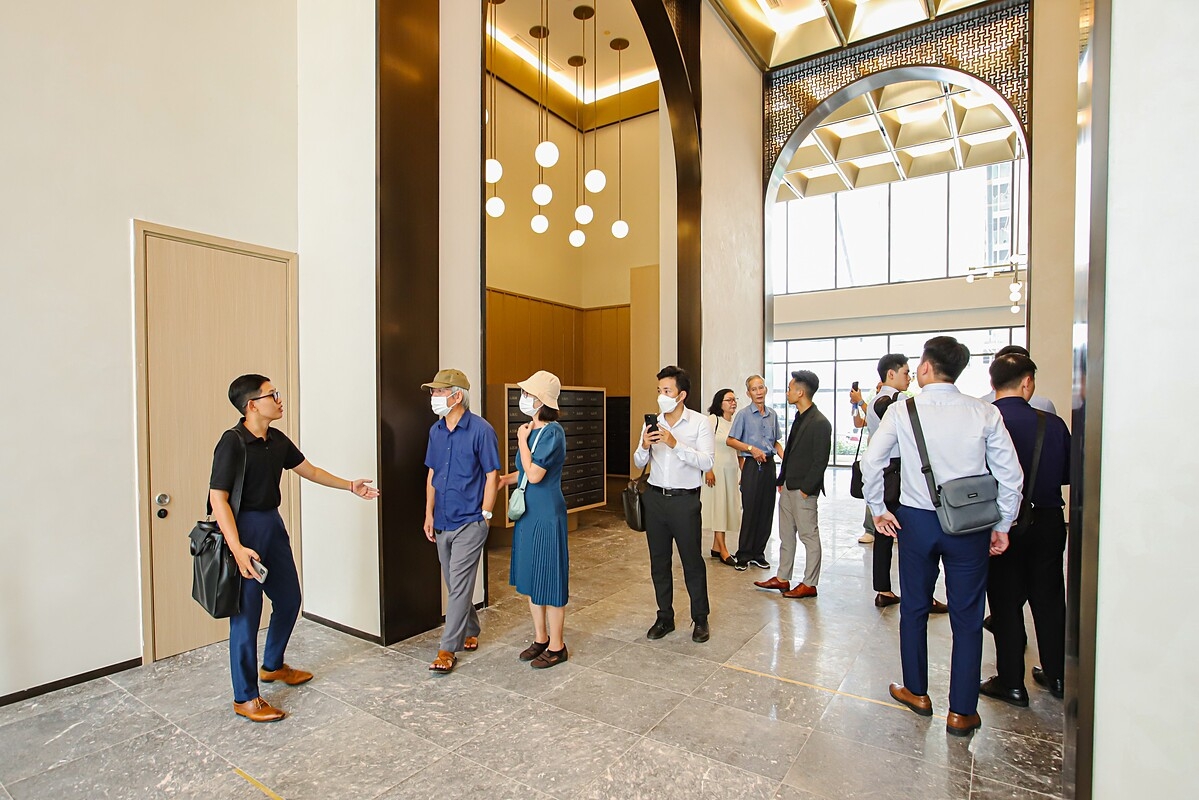 Sảnh chính đang hoàn thiện gây ấn tượng cho khách hàng ngay khi bước vào dự án với chiều cao trần 6m, thiết kế sang trọng.