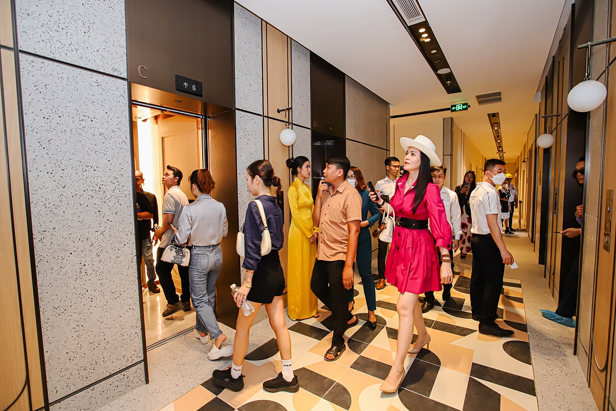 Sảnh thang máy rộng rãi, đã hoàn thiện; thang máy tốc độ cao, thiết kế sang trọng sẵn sàng chào đón cư dân và khách trải nghiệm.