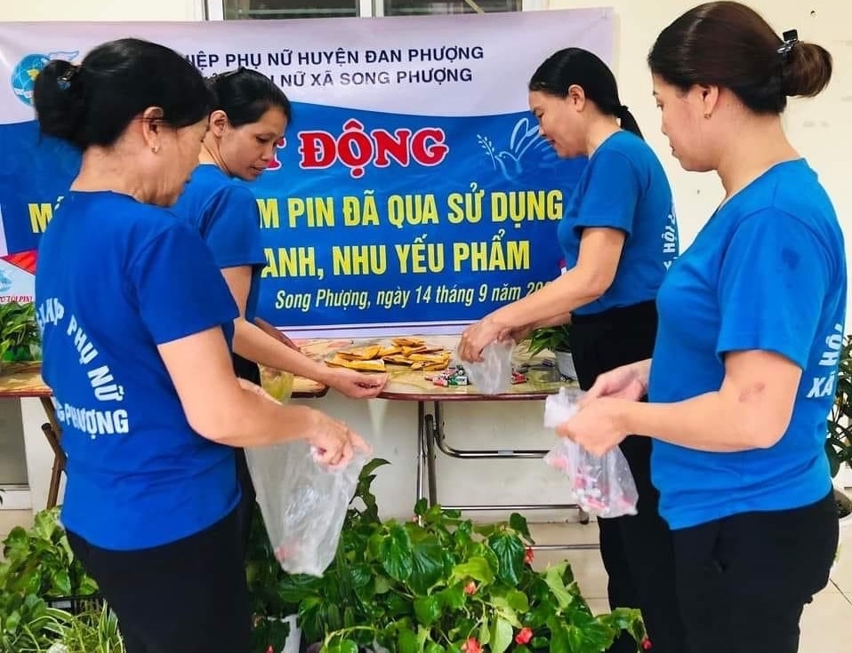 Mô hình đổi pin lấy cây xanh, nhu yếu phẩm giúp môi trường nông thôn mới ở Song Phượng thêm xanh.