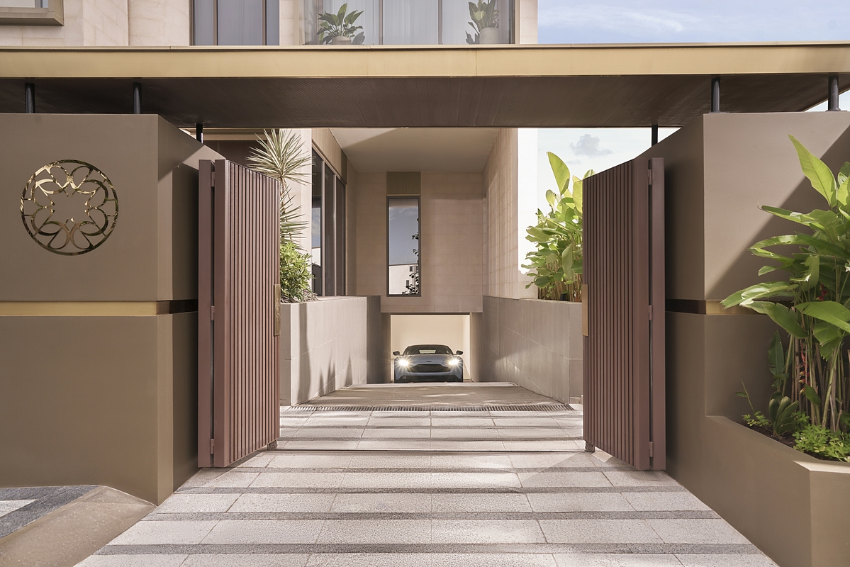 Dinh thự hàng hiệu với logo “Elie Saab” bảo chứng ngay từ cổng vào.