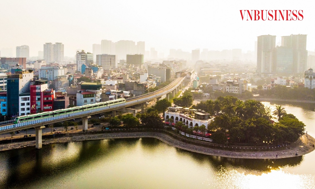 Dự án đường sắt Cát Linh - Hà Đông được khởi công vào năm 2011, đến tháng 11/2021 công trình chính thức đi vào vận hành. Dự án có tổng mức đầu tư hơn 18.000 tỷ đồng, chiều dài chính tuyến 13,05 km, toàn bộ đi trên cao. Điểm đầu là ga Cát Linh, điểm cuối tại ga Yên Nghĩa. Trên tuyến có 12 nhà ga trên cao và 1 khu depot, khai thác 13 đoàn tàu. Công trình được thiết kế theo tiêu chuẩn đường sắt đôi, tốc độ tối đa 80 km/h, tốc độ khai thác 35 km/h. Thời gian chạy tàu từ Cát Linh đến Hà Đông hoặc ngược lại là hơn 23 phút.