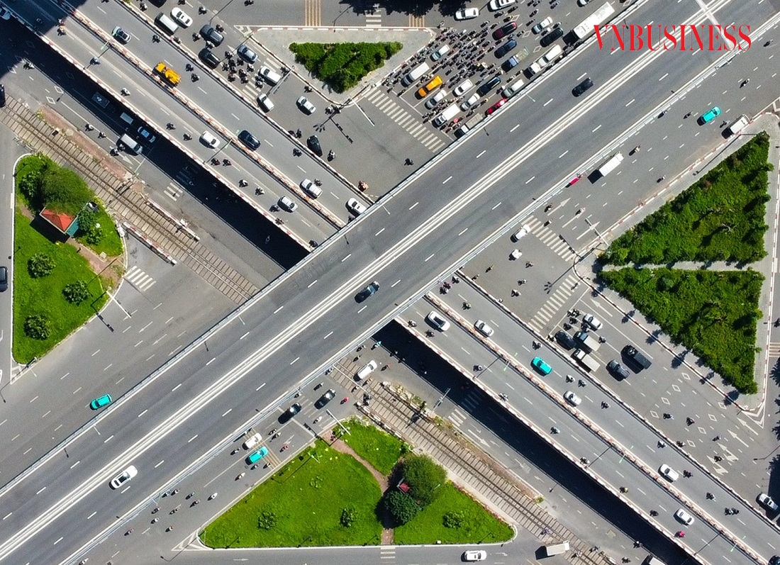 Đoạn tuyến Vành đai 2 trên cao dài hơn 5 km, điểm đầu tiếp giáp phía nam cầu Vĩnh Tuy, điểm cuối tiếp giáp với nút giao Ngã Tư Sở. Phần dưới thấp dài trên 3 km, điểm đầu kết nối với cầu Vĩnh Tuy, điểm cuối tại nút giao Ngã Tư Vọng. Tốc độ lưu hành cho phép đối với các xe trên cầu chính là 80 km/h, trên cầu nhánh là 60 km/h. Dự án nối liền 3 quận trung tâm gồm Đống Đa, Thanh Xuân, Hai Bà Trưng.