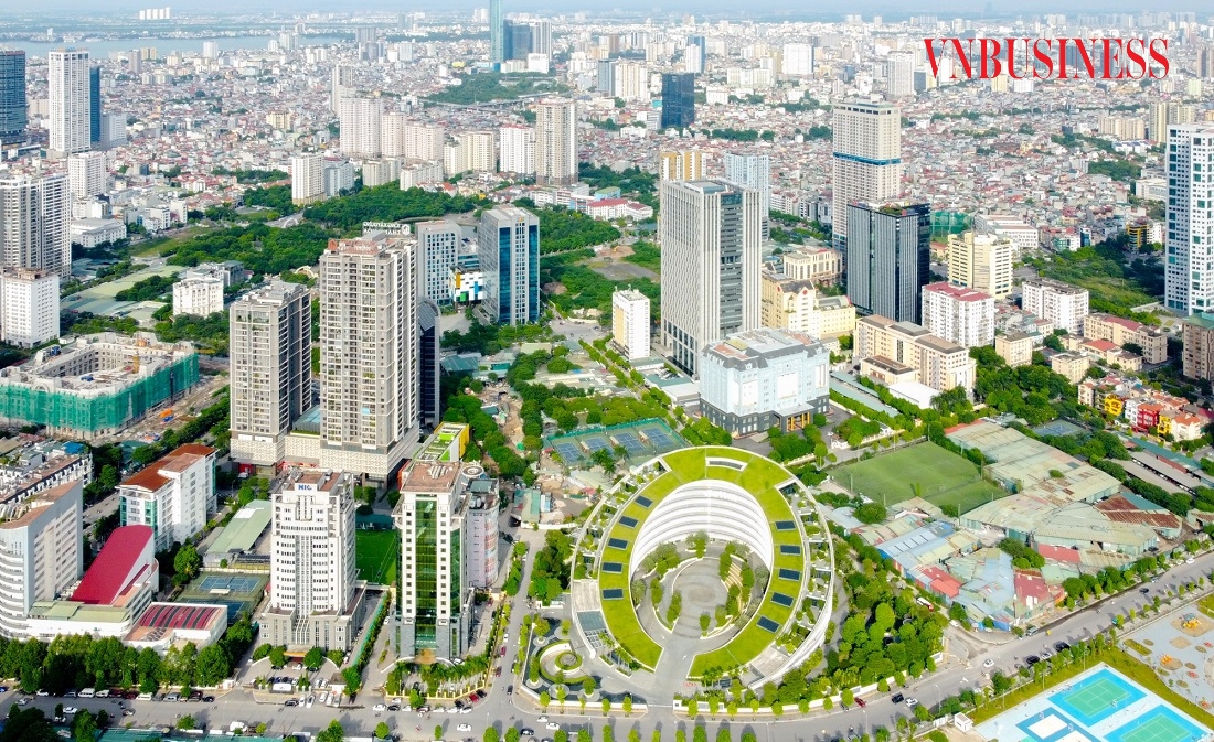 Tòa nhà trụ sở Tập đoàn Công nghiệp - Viễn thông Quân đội &lpar;Viettel&rpar; tọa lạc tại khu D26 khu đô thị mới Cầu Giấy &lpar;quận Cầu Giấy&rpar; được xây dựng từ năm 2019, đưa vào vận hành từ năm 2021. Tòa nhà Viettel được biết đến là một công trình xanh hiện đại, tiêu biểu của Hà Nội. Tòa nhà lấy cảm hứng từ logo của Viettel với toàn bộ mái của công trình được phủ xanh, vuốt cong từ chân lên đỉnh mái. Bên trong trụ sở có sức chứa khoảng 1.000 người. Tại Giải thưởng Kiến trúc Quốc gia 2022 - 2023 do Hội Kiến trúc sư Việt Nam phối hợp với Bộ Xây dựng, Bộ VHTT&DL tổ chức, tòa nhà Viettel đạt Giải Vàng hạng mục Kiến trúc công cộng.