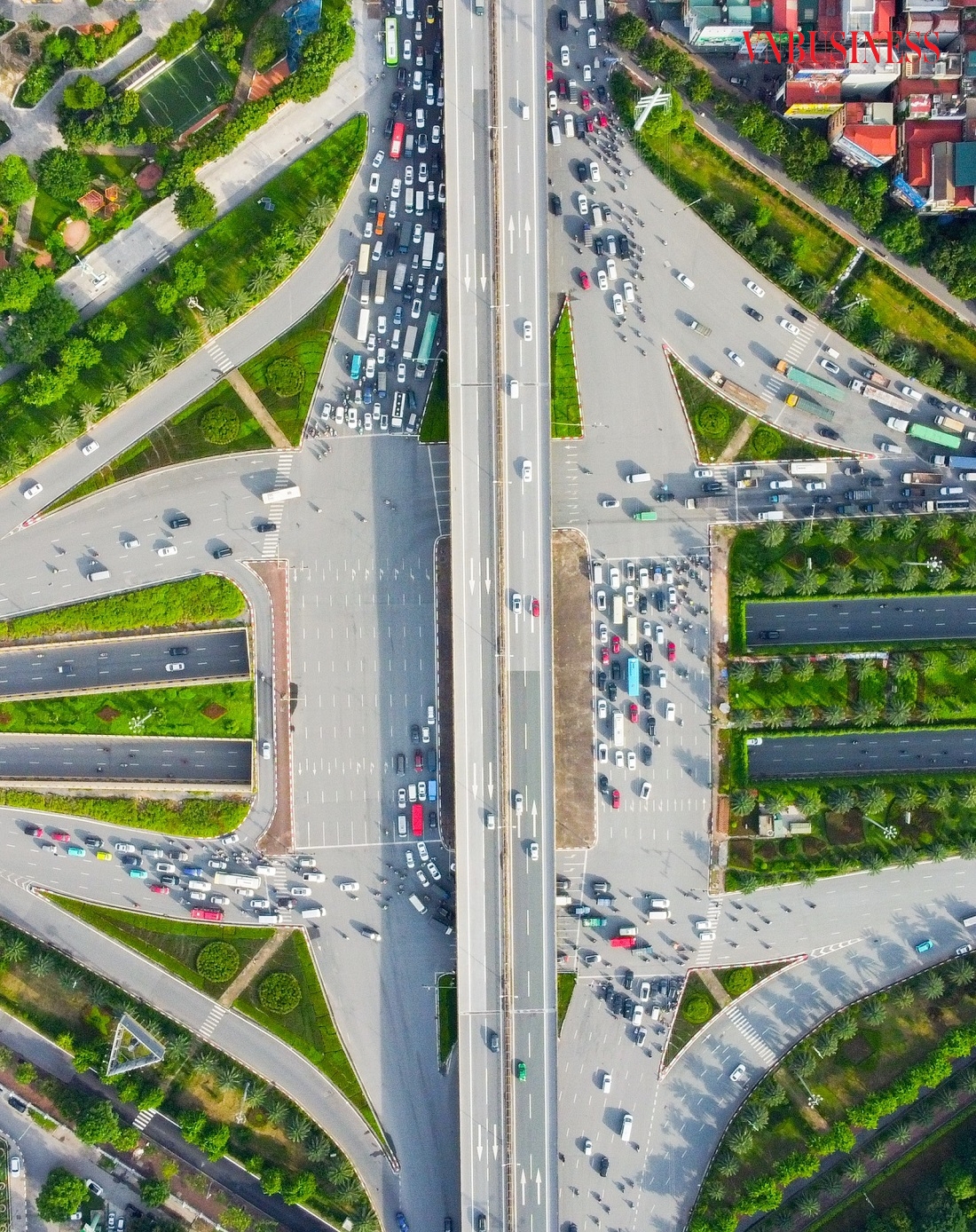 Điểm đầu của đại lộ Thăng Long là dự án nút giao Trung Hòa, khởi công ngày 18/1/2015. Kinh phí đầu tư công trình lấy từ nguồn vốn dư còn lại của Dự án xây dựng giai đoạn 2 - đường Vành đai 3 TP Hà Nội đoạn Mai Dịch - Bắc Hồ Linh Đàm với khoản vay ODA của Chính phủ Nhật Bản và vốn đối ứng của Chính phủ Việt Nam. Tổng mức đầu tư của dự án là 1.087 tỷ đồng, trong đó giá trị gói thầu xây lắp là hơn 717 tỷ đồng.