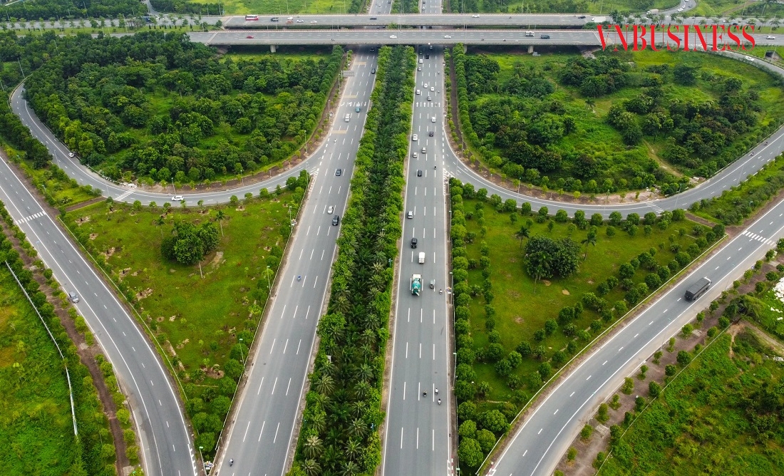 Đường Võ Nguyên Giáp dài 12,1 km, được tổ chức thông xe cùng thời điểm với công trình cầu Nhật Tân. Dự án có tổng mức đầu tư 6.742 tỷ đồng với chức năng kết nối sân bay Nội Bài đến cầu Nhật Tân vào nội thành Hà Nội giúp các phương tiện giảm thời gian đi từ sân bay Nội Bài về trung tâm Thủ đô, đồng thời kết nối với đường Bắc Thăng Long - Nội Bài làm giảm bớt lượng giao thông trên tuyến Bắc Thăng Long - Nội Bài.