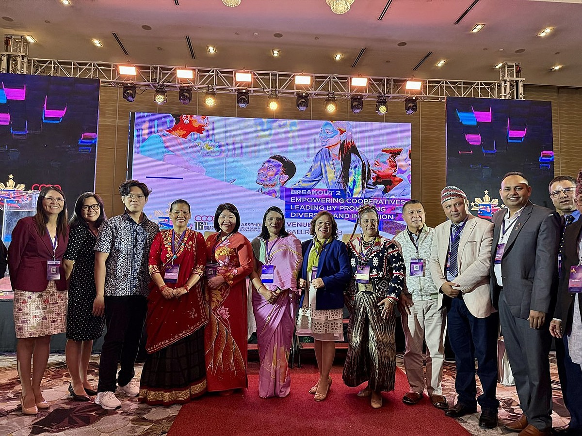 Chủ tịch Liên minh Hợp tác xã Việt Nam Cao Xuân Thu Vân chụp ảnh lưu niệm cùng các đại biểu là lãnh đạo Hợp tác xã các nước dự Diễn đàn.