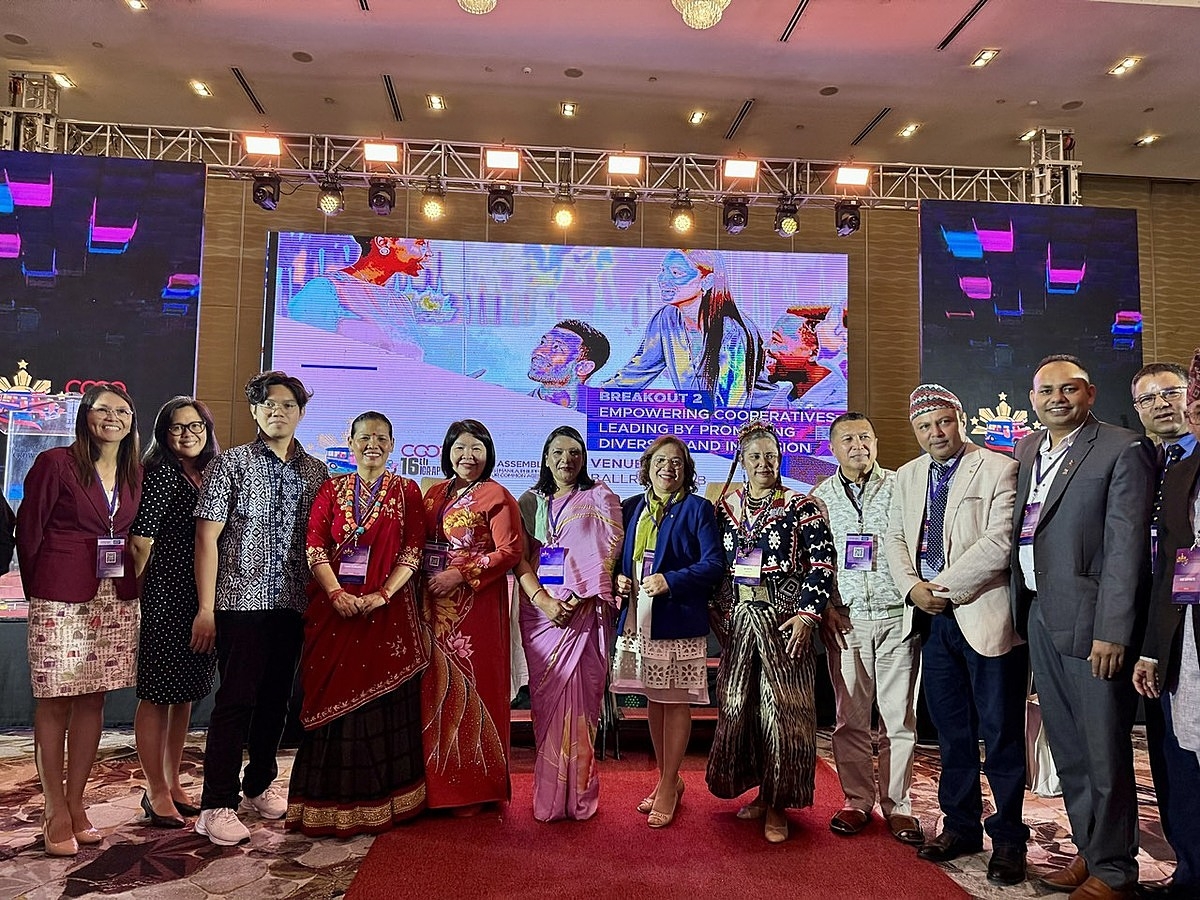 Chủ tịch Liên minh Hợp tác xã Việt Nam Cao Xuân Thu Vân chụp ảnh lưu niệm cùng các đại biểu là lãnh đạo Hợp tác xã các nước dự Diễn đàn.