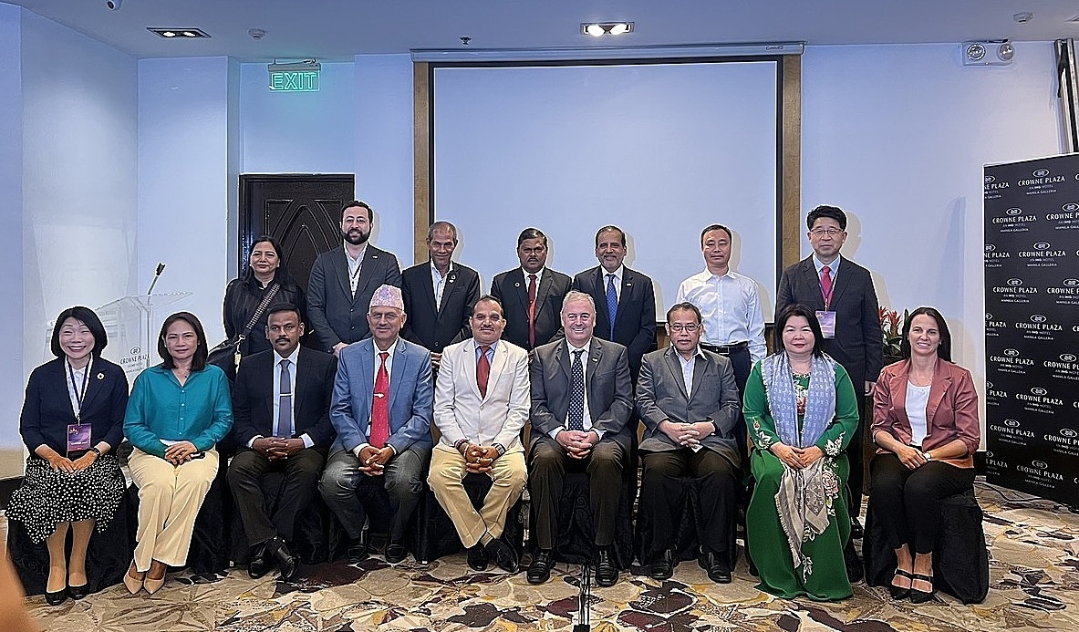 Bà Cao Xuân Thu Vân, Bí thư Đảng đoàn, Chủ tịch Liên minh Hợp tác xã Việt Nam &lpar;hàng đầu, áo xanh từ phải sang&rpar; chụp ảnh cùng Ban lãnh đạo ICA-AP.