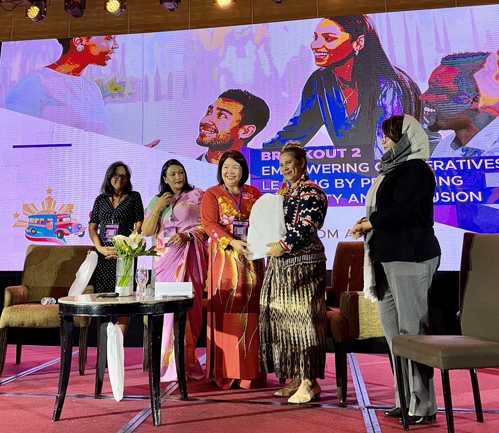 Chủ tịch Liên minh Hợp tác xã Việt Nam Cao Xuân Thu Vân thay mặt Ban Lãnh đạo ICA-AP trao quà lưu niệm cho các diễn giả tại Diễn đàn Hợp tác xã.