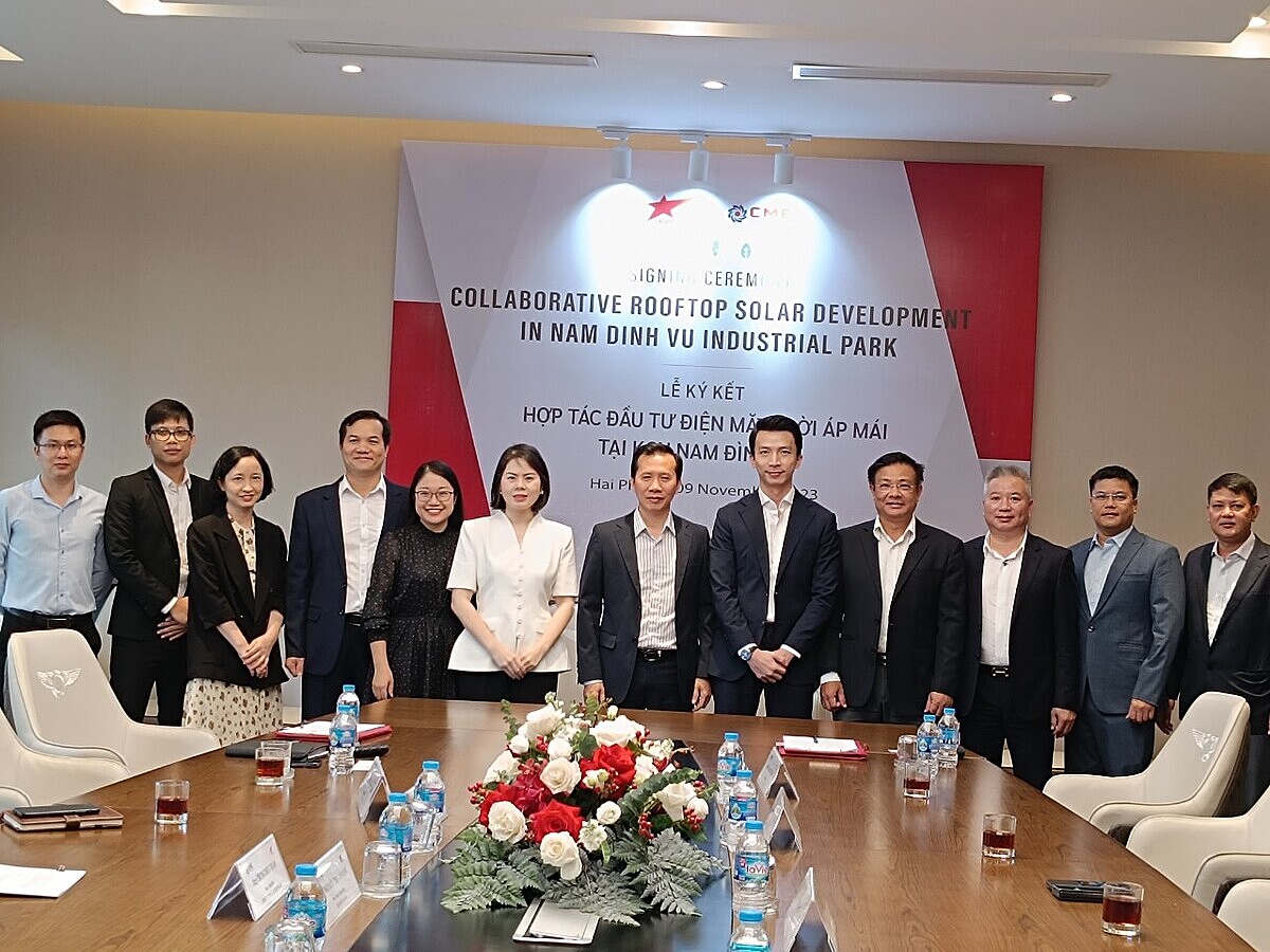 Đại diện lãnh đạo 2 Tập đoàn kết thúc ký kết hợp tác đầu tư năng lượng sạch phục vụ sản xuất.