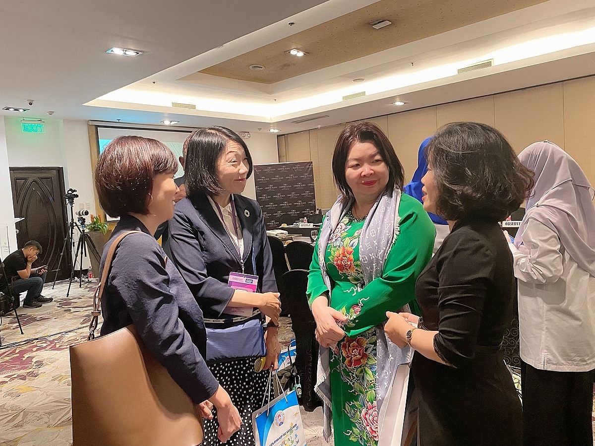 Chủ tịch Liên minh Hợp tác xã Việt Nam Cao Xuân Thu Vân trao đổi với Chủ tịch Ủy ban phụ nữ của ICA-AP.