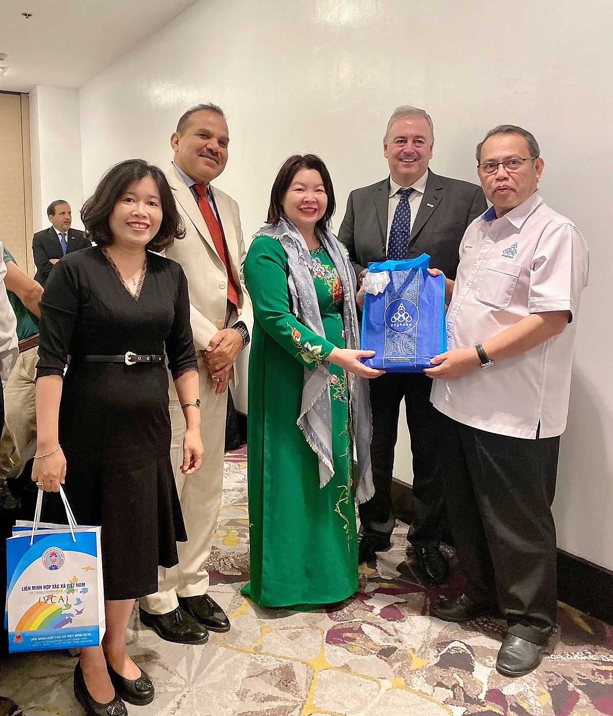 Chủ tịch Liên minh Hợp tác xã Việt Nam chụp ảnh lưu niệm với Chủ tịch ICA, Chủ tịch và Phó Chủ tịch ICA-AP.