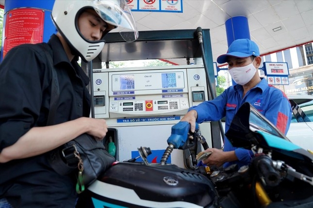 Bộ Tài chính đề nghị giảm thuế bảo vệ môi trường để giảm áp lực giá xăng, dầu.