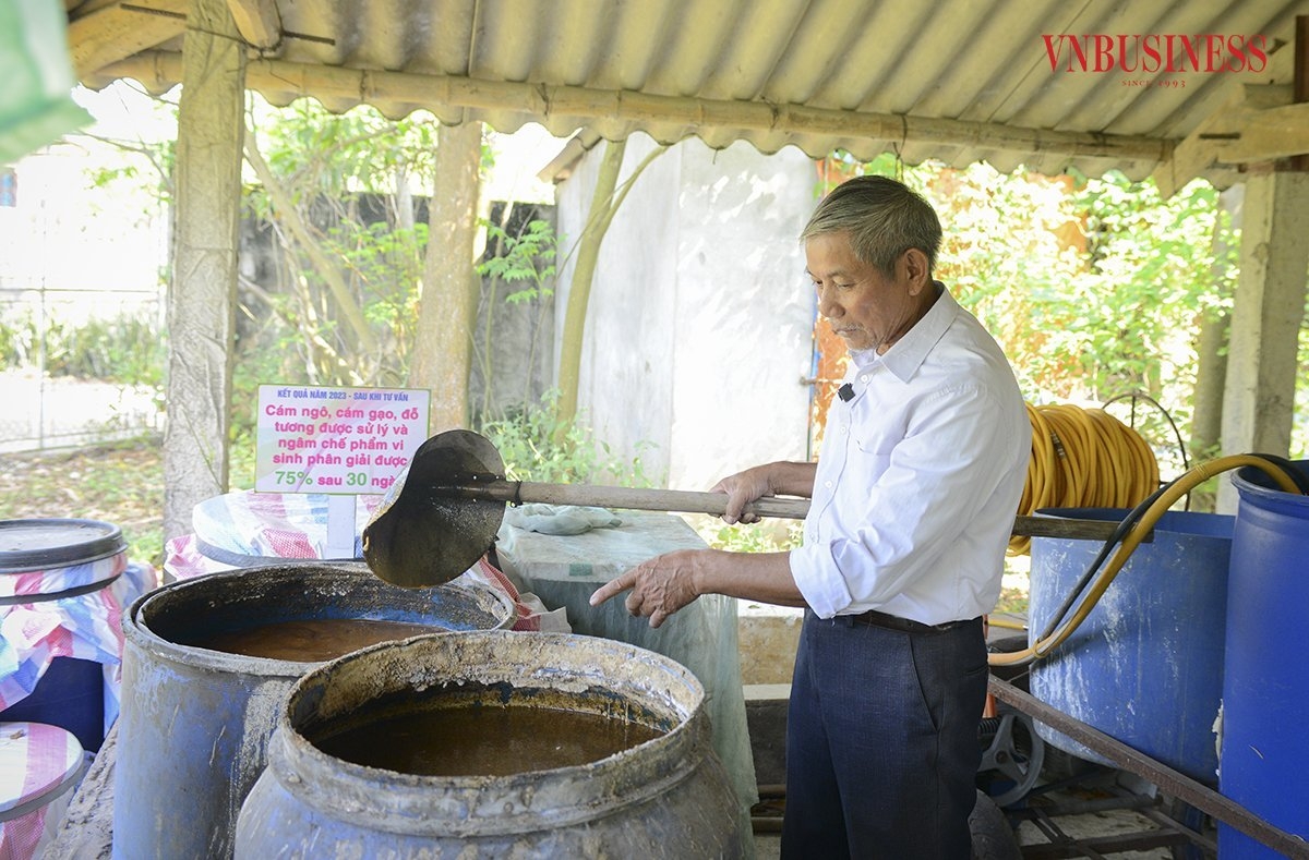 Phân bón hữu cơ được ông Diện tự ủ bằng cám ngô, cám gạo, cá đồng...