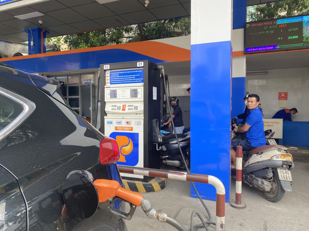 Giá xăng dầu được điều chỉnh giảm mạnh.