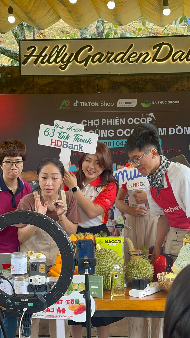 Với sự hỗ trợ của HDBank, Trung tâm Xúc tiến thương mại Nông nghiệp, Tiktok, doanh nghiệp dễ dàng đưa sản phẩm đến tay người tiêu dùng trực tiếp hơn, giúp thương hiệu của nhà sản xuất lan toả rộng rãi nhanh hơn.
