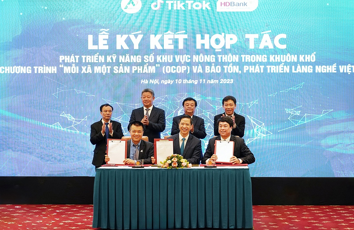 Ngày 10/11/2023 HDBank đã ký kết Biên bản hợp tác với Agritrade và TikTok để quảng bá, phát triển chương trình quốc gia “Mỗi xã Một sản phẩm” &lpar;OCOP&rpar;.