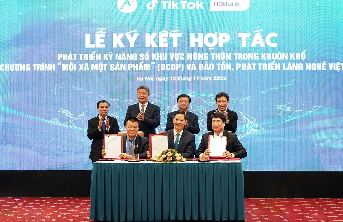 Ngày 10/11/2023 HDBank đã ký kết Biên bản hợp tác với Agritrade và TikTok để quảng bá, phát triển chương trình quốc gia “Mỗi xã Một sản phẩm” &lpar;OCOP&rpar;.
