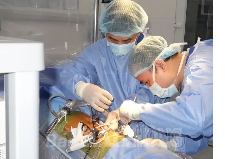 Một ca phẫu thuật thay thận cho bệnh nhân ở Bệnh viện Việt Tiệp cho thấy khi ốm đau, nhất là khi bệnh trọng, BHYT là cứu cánh cho người bệnh &lpar;Ảnh: Báo Hải Phòng&rpar;.