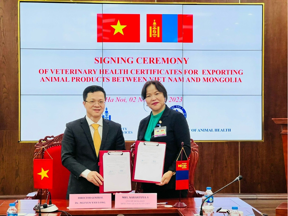 Cục trưởng Cục Thú y Nguyễn Văn Long &lpar;trái&rpar; và Tổng cục trưởng Tổng cục Thú y Mông Cổ ký mẫu Giấy chứng nhận kiểm dịch xuất khẩu sản phẩm động vật, ngày 2/11. Ảnh: Cục Thú y