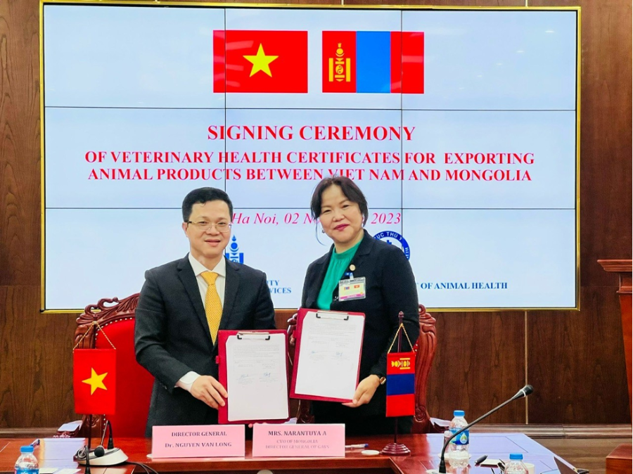 Cục trưởng Cục Thú y Nguyễn Văn Long &lpar;trái&rpar; và Tổng cục trưởng Tổng cục Thú y Mông Cổ ký mẫu Giấy chứng nhận kiểm dịch xuất khẩu sản phẩm động vật, ngày 2/11. Ảnh: Cục Thú y
