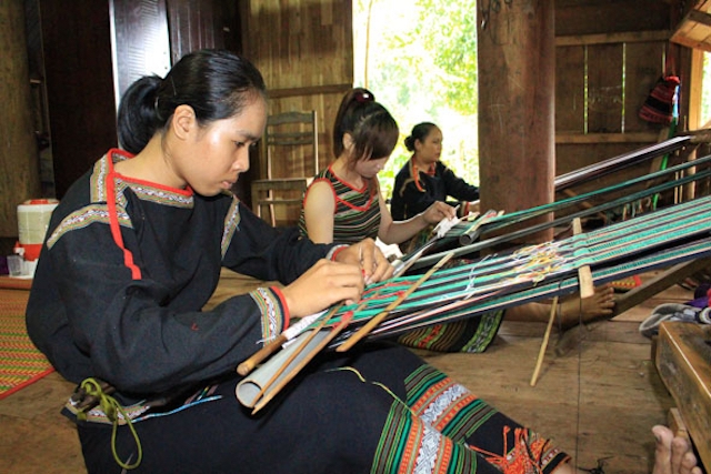 Hiện nay, HTX Dệt thổ cẩm Tơng Bông đã có hai nguồn thu nhập ổn định từ dệt thổ cẩm và làm du lịch văn hóa, sinh thái cộng đồng