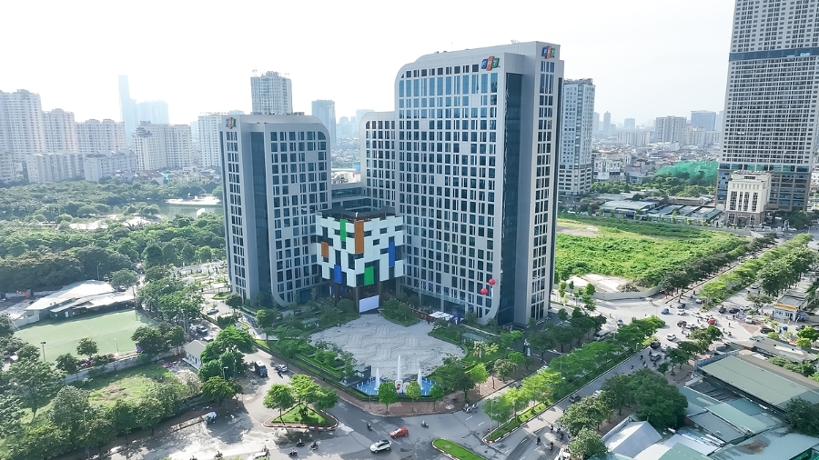 Chốt phiên 15/11, cổ phiếu FPT giảm về mức 92.400 đồng/cp.