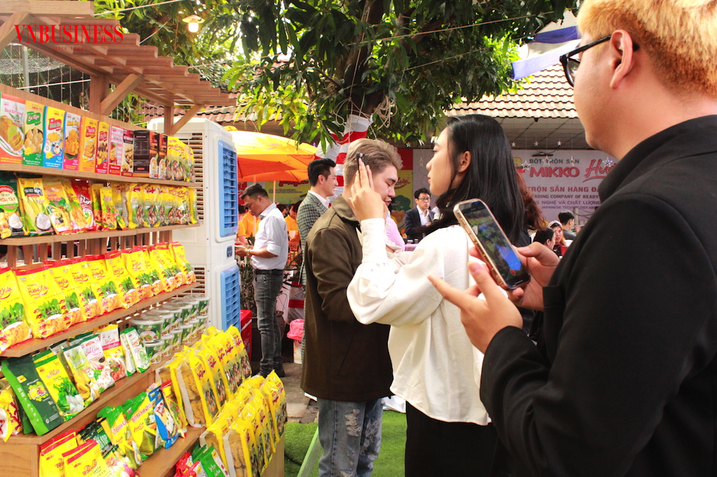 Một buổi ghi hình, tạo clip ngắn của các tiktoker để hỗ trợ đầu ra cho nông sản bản địa.