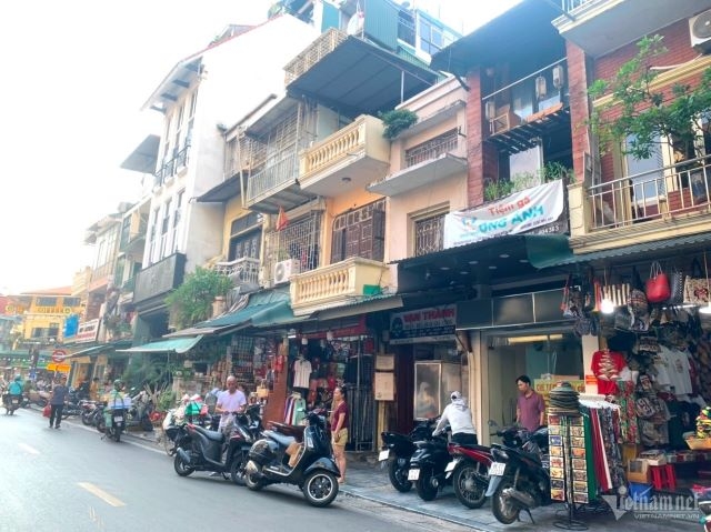 Căn nhà số 110 Hàng Buồm &lpar;hiện đang cho thuê bán quần áo, ba lô&rpar; được ngân hàng đưa ra đấu giá đến lần thứ 7.