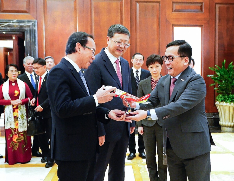 Bí thư Thành uỷ TP. Hồ Chí Minh Nguyễn Văn Nên &lpar;trái&rpar; và Bí thư Thành Uỷ TP. Thượng Hải Trần Cát Ninh &lpar;giữa&rpar; chúc mừng Vietjet mở đường bay mới.
