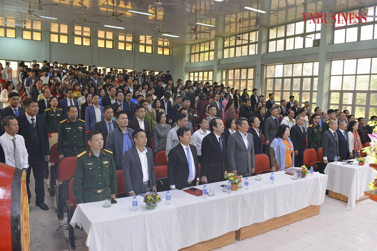 Các đại biểu thực hiện nghi thức chào cờ.