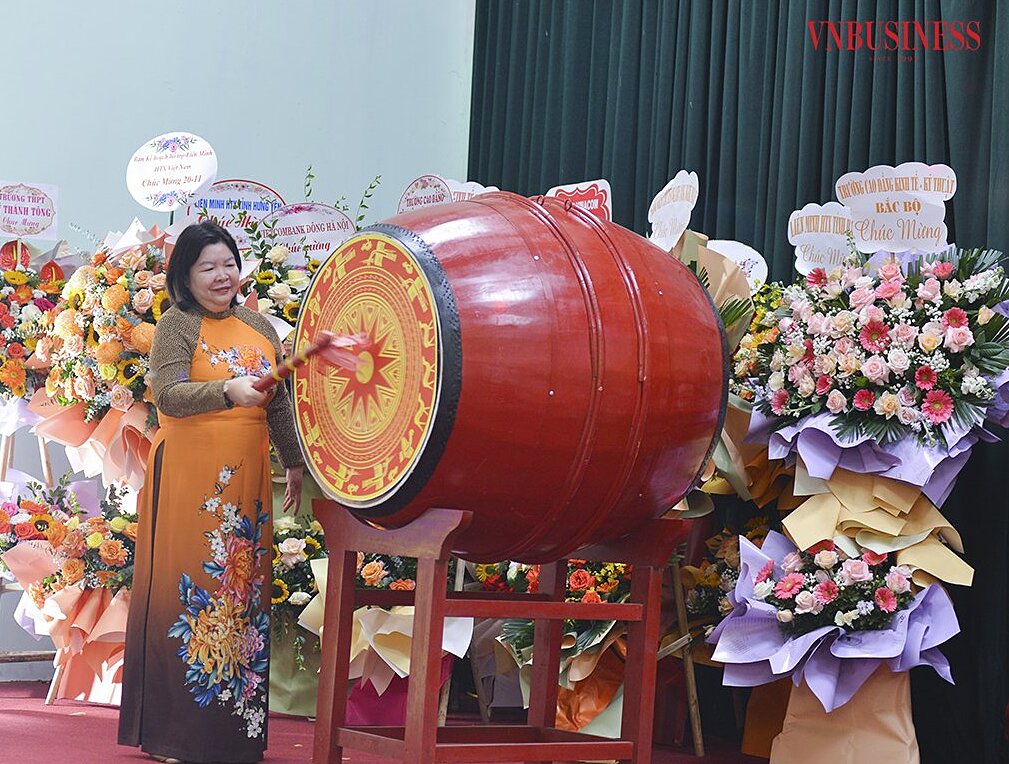 Chủ tịch Liên minh HTX Việt Nam đánh trống khai giảng năm học mới 2023-2024.