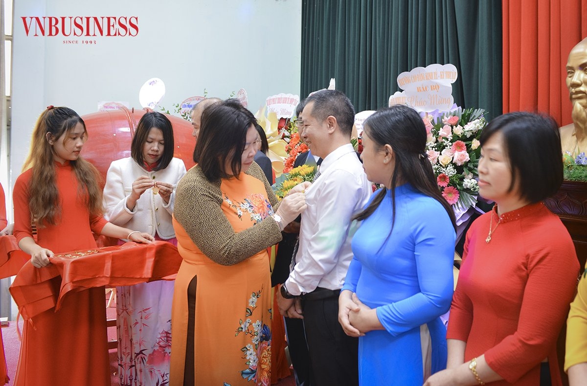 Chủ tịch Liên minh HTX Việt Nam Cao Xuân Thu Vân trao tặng Kỷ niệm chương Vì sự nghiệp phát triển HTX cho cán bộ, giáo viên nhà trường.