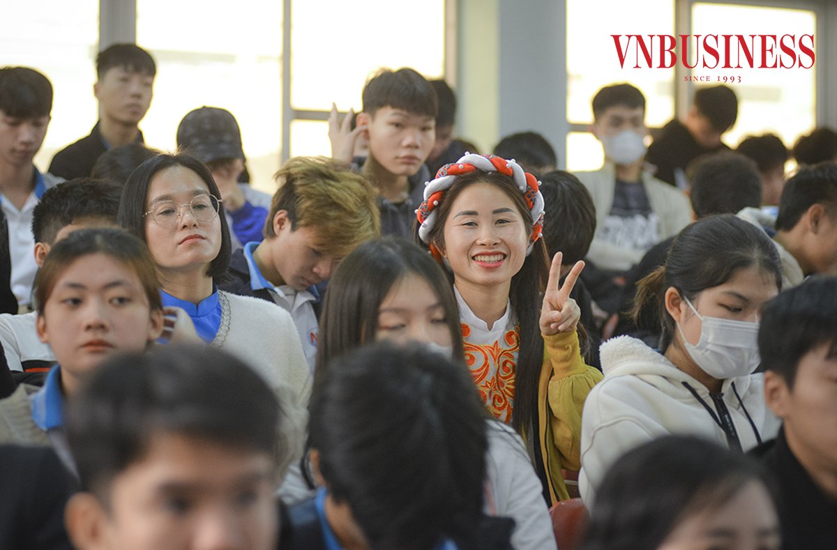 Giáo viên và sinh viên nhà trường tại lễ kỷ niệm.