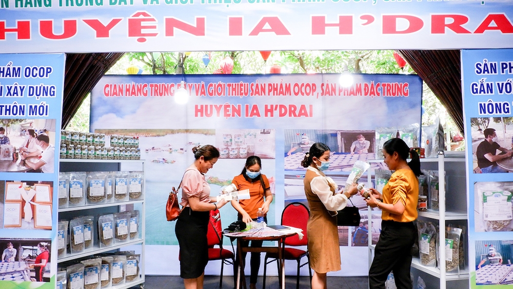 Cá cơm nước ngọt khô, cá cơm nước ngọt chế biến sẵn &lpar;dạng hộp&rpar;, bánh tráng cá cơm nước ngọt của HTX Dịch vụ - Thương mại - Du lịch - Nông nghiệp công nghệ cao Ia HDrai được chứng nhận sản phẩm OCOP.